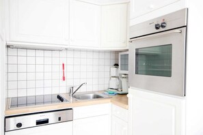 Køleskab, ovn, opvaskemaskine, kaffe-/temaskine