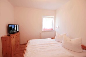 Unclassified image, 2 of 14, button - House Meinert - 90650 - Tom (Binz)