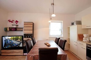 Unclassified image, 3 of 14, button - House Meinert - 90650 - Tom (Binz)