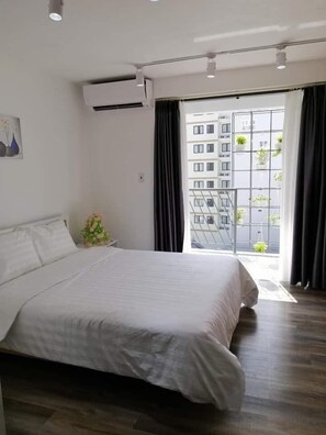 Standard-studio, parveke | Työpöytä, kannettavalle tietokoneelle sopiva työtila