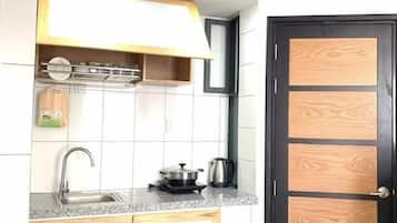 Fridge, stovetop, electric kettle, cookware/dishes/utensils