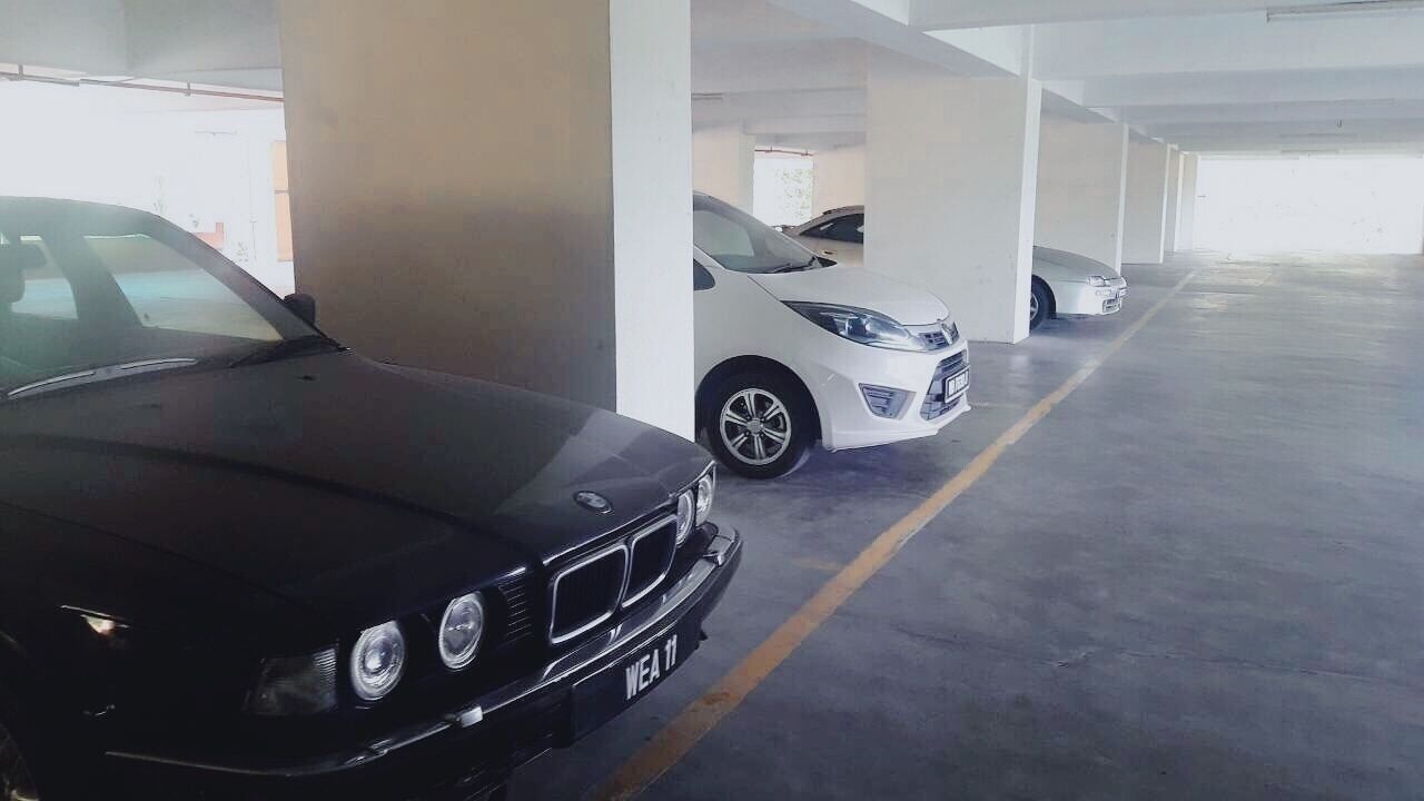 موقف سيارات