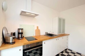 Réfrigérateur, four, cafetière/bouilloire, bouilloire électrique