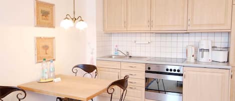 Kühlschrank, Ofen, Wasserkocher mit Kaffee-/Teezubehör, Wasserkocher