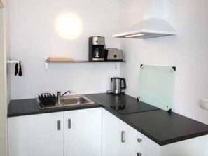 Kühlschrank, Wasserkocher mit Kaffee-/Teezubehör, Wasserkocher, Toaster