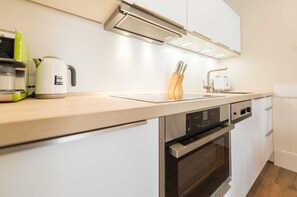 Kühlschrank, Ofen, Geschirrspüler, Wasserkocher mit Kaffee-/Teezubehör