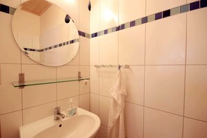 Shower, hair dryer - Vacation cottage Birr, Germany (Baabe)