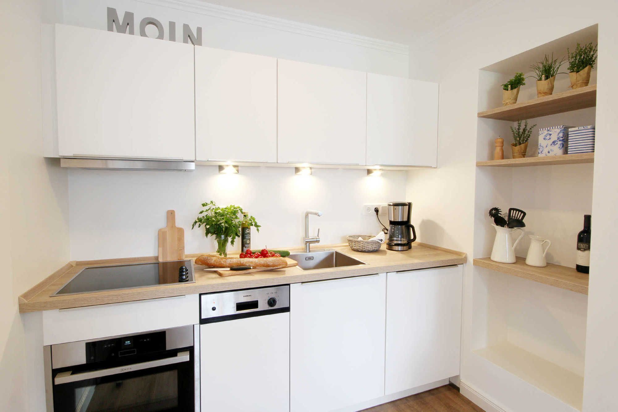 Réfrigérateur, un four, lave-vaisselle, cafetière-théière