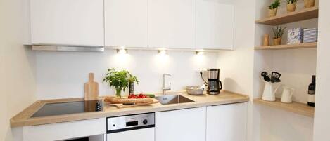 Réfrigérateur, un four, lave-vaisselle, cafetiÚre-théiÚre