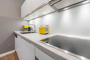 Kühlschrank, Ofen, Geschirrspüler, Wasserkocher mit Kaffee-/Teezubehör