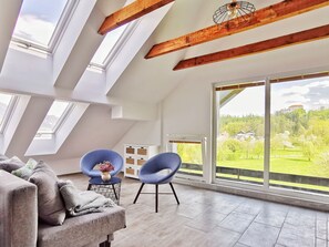 Téléviseur connecté, livres, bureau