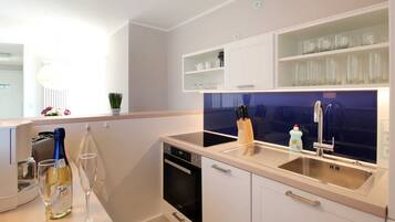 Fridge, oven, dishwasher, coffee/tea maker