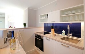 Kühlschrank, Ofen, Geschirrspüler, Wasserkocher mit Kaffee-/Teezubehör