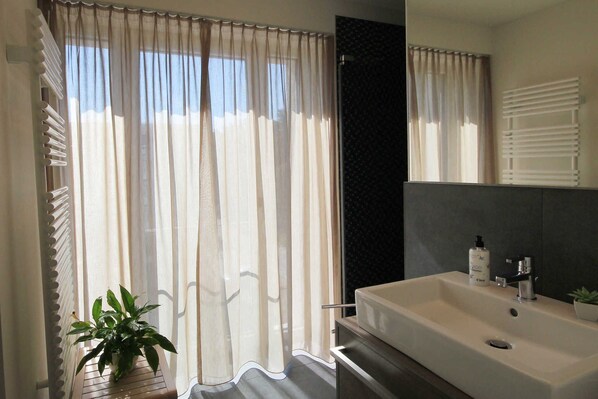 Unclassified image, 1 of 16, button