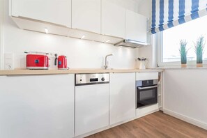 Fridge, oven, dishwasher, coffee/tea maker