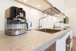 Kjøleskap, ovn, oppvaskmaskin og kaffetrakter/tekoker