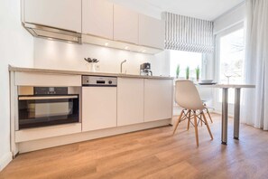Fridge, oven, dishwasher, coffee/tea maker
