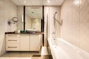 Apartment, 2 Schlafzimmer | Badezimmer | Dusche, Handtücher