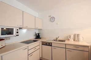 Kühlschrank, Mikrowelle, Geschirrspüler, Espressomaschine