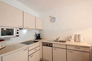 Jääkaappi, mikroaaltouuni, astianpesukone, espressokone