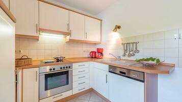 Kühlschrank, Mikrowelle, Ofen, Geschirrspüler