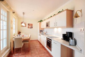 Kühlschrank, Mikrowelle, Ofen, Geschirrspüler