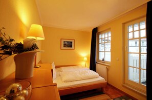 3 bedrooms, travel crib, WiFi