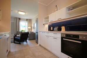 Kühlschrank, Ofen, Geschirrspüler, Wasserkocher mit Kaffee-/Teezubehör