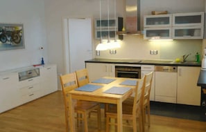 Kühlschrank, Ofen, Geschirrspüler, Wasserkocher mit Kaffee-/Teezubehör