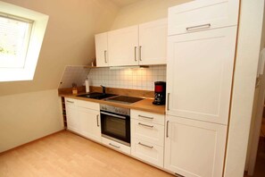 Kühlschrank, Ofen, Geschirrspüler, Wasserkocher mit Kaffee-/Teezubehör