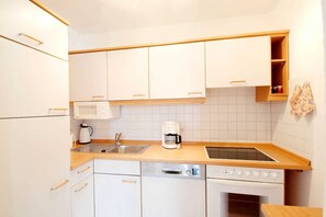 Kühlschrank, Mikrowelle, Ofen, Geschirrspüler