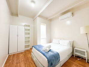 9 bedrooms, WiFi, bed sheets