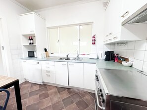 Mikrowelle, Ofen, Geschirrspüler, Wasserkocher mit Kaffee-/Teezubehör