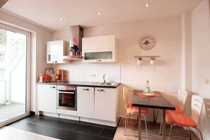 Køleskab, ovn, opvaskemaskine, kaffe-/temaskine