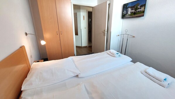 1 bedroom, WiFi, alarm clocks