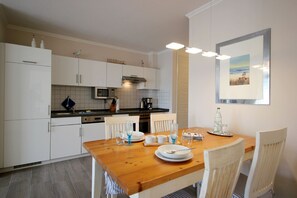 Kühlschrank, Mikrowelle, Ofen, Geschirrspüler