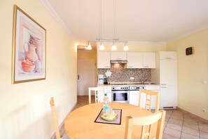 Fridge, oven, dishwasher, coffee/tea maker