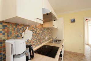 Fridge, oven, dishwasher, coffee/tea maker