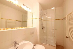 Unclassified image, 2 of 9, button - Villa Laetitia, Whg. 12 (Binz)