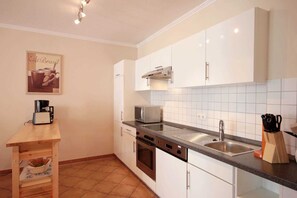 Kühlschrank, Mikrowelle, Ofen, Geschirrspüler