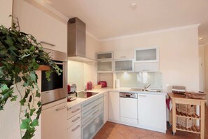 Kühlschrank, Ofen, Geschirrspüler, Wasserkocher mit Kaffee-/Teezubehör