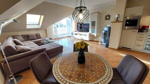 Televisión y chimenea 