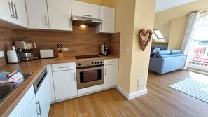 Refrigerador, horno, lavavajillas y cafetera y tetera 