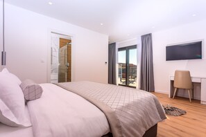 5 bedrooms, in-room safe, iron/ironing board, travel cot - Villa Topaz with heated pool, 5 bedrooms, jacuzzi, sauna, gym, sandy beach 90m (Dugi Rat)