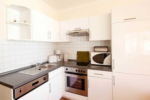 Kjøleskap, mikrobølgeovn, ovn og oppvaskmaskin