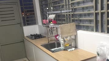 Fridge, stovetop, coffee/tea maker, high chair