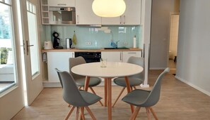 Jääkaappi, mikroaaltouuni, uuni, astianpesukone