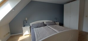 1 chambre, coffre-fort, fer et planche à repasser