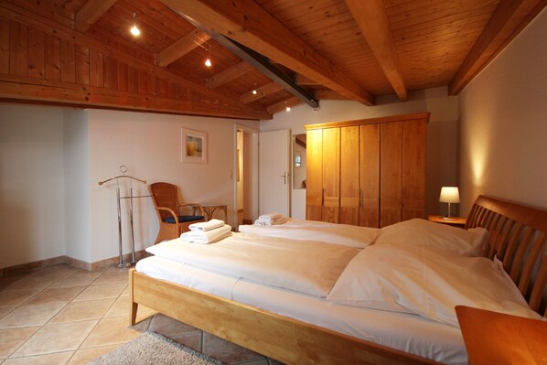 2 bedrooms, travel crib, WiFi