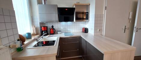 Jääkaappi, mikroaaltouuni, astianpesukone, kahvin-/teenkeitin